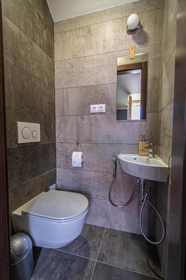 Quite Loft With Balcony And 3 Air Conditioners Praha Bagian luar foto